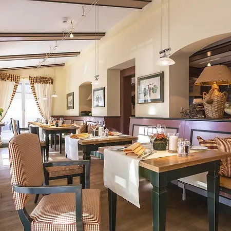 מלון Restaurant Zur Krone 3*